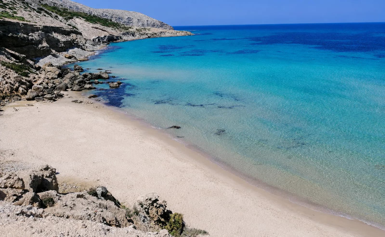Plage de la Grotte, site emblématique de Bizerte en Tunisie, à quelques minutes de la marina