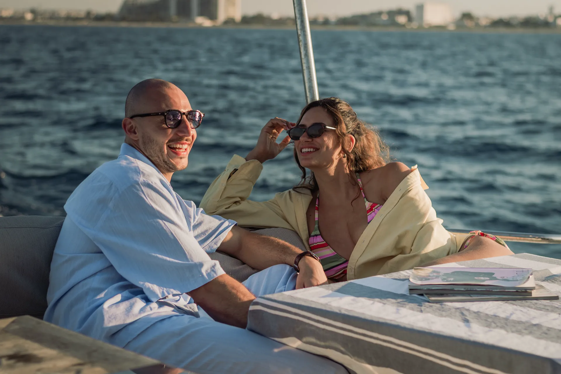 Membres du Marina Club partageant un moment convivial en mer à Bizerte